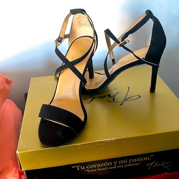 Black color - Picture 1 of 4